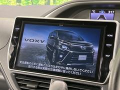 【メーカー純正ナビ】インテリアに溶け込むスタイリッシュな「専用設計」メーカーナビを装備♪視認性や操作性など基本性能にも優れ、より上質なカーライフをお楽しみいただけます。 5