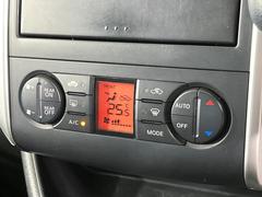 【オートエアコン】一度お好みの温度に設定すれば、車内の温度を検知し風量や温度を自動で調整。暑い…寒い…と何度もスイッチ操作をする必要はありません。快適な車内空間には必須の機能ですね♪ 7