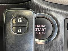 【スマートキー】カバンやポケットに入れたままでもドアの施錠・解錠が可能なスマートキーを装備。エンジンのオン・オフ時もカギを取り出す必要が無いからとっても便利です♪ 3