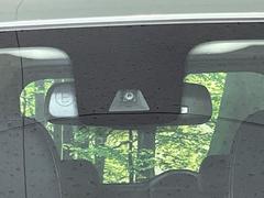 【三菱ｅ−Ａｓｓｉｓｔ】走行中に前方の車両等を認識し、衝突しそうな時は警報とブレーキで衝突回避と被害軽減をアシスト。より安全にドライブをお楽しみいただけます。 3
