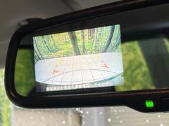 【バックカメラ】駐車時に後方がリアルタイム映像で確認できます。大型商業施設や立体駐車場での駐車時や、夜間のバック時に大活躍！運転スキルに関わらず、今や必須となった装備のひとつです！ 4
