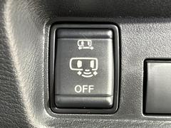 【ハンズフリー機能付きパワースライドドア】スライドドアの下に足先を入れてすぐ引くと、自動的にスライドドアが開閉します！荷物で両手がふさがった状態でも、ドアの開閉ができてとっても便利！ 6