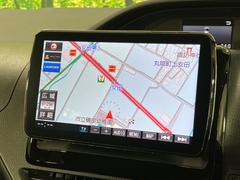 【大画面ナビ】人気の大型９インチナビを装備。存在感のある大画面はインパクト大！ナビ利用時のマップ表示は見やすく、テレビやＤＶＤは臨場感がアップ！いつものドライブがグッと楽しくなります♪ 4