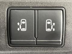 【ハンズフリー機能付き両側パワースライドドア】スライドドアの下に足先を入れてすぐ引くと、自動的にスライドドアが開閉します！荷物で両手がふさがった状態でも、ドアの開閉ができてとっても便利！ 7