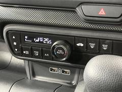 【オートエアコン】一度お好みの温度に設定すれば、車内の温度を検知し風量や温度を自動で調整。暑い…寒い…と何度もスイッチ操作をする必要はありません。快適な車内空間には必須の機能ですね♪ 7