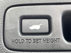 【パワーバックドア】スマートキーや運転席のボタンを押すだけでリアゲートが自動で開閉します！荷物を持っている時や、高い位置にあるバックドアを閉める際に便利な機能です♪ 7