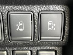 【両側パワースライドドア】スマートキーや運転席のスイッチで後席両側スライドドアの開閉が可能♪電動だから力を入れてドアを開ける必要が無く、小さなお子様でも簡単に開け閉めでき快適です♪ 5