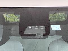 【トヨタセーフティセンス】走行中に前方の車両等を認識し、衝突しそうな時は警報とブレーキで衝突回避と被害軽減をアシスト。より安全にドライブをお楽しみいただけます。 5
