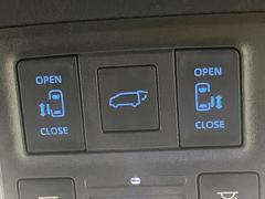 【両側パワースライドドア】スマートキーや運転席のスイッチで後席両側スライドドアの開閉が可能♪電動だから力を入れてドアを開ける必要が無く、小さなお子様でも簡単に開け閉めでき快適です♪ 5