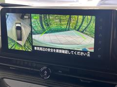 【アラウンドビューモニター】専用のカメラにより、上から見下ろしたような視点で３６０度クルマの周囲を確認することができます☆死角部分も確認しやすく、狭い場所での切り返しや駐車もスムーズに行えます。 4