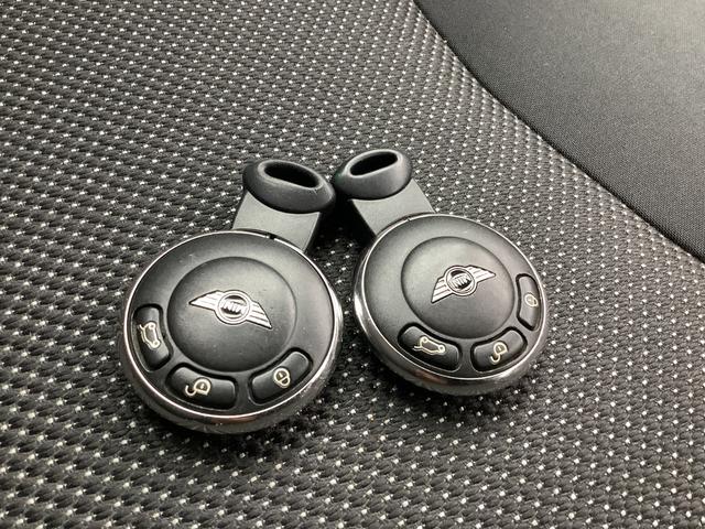 ＭＩＮＩ クーパー　ブラックルーフ　ＨＩＤヘッドライト　フォグランプ　プッシュスタート　キーレスエントリー　ＥＴＣ　取説　メンテナンスノート（45枚目）