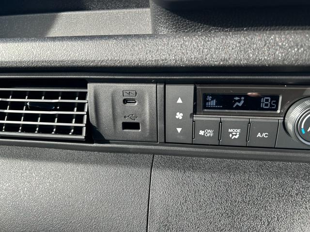 N-BOXカスタム 届出済未使用車 左側パワースライドドア シートヒーター アルミホイール クルーズコントロール 衝突被害軽減ブレーキ オートエアコン アイドリングストップ プッシュスタート 電動格納ミラー(35枚目)