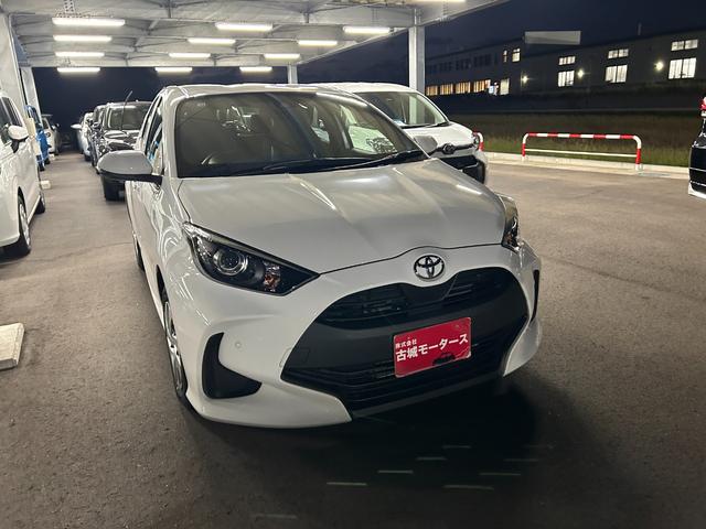 ヤリス Ｘ　ナビ付　Ｂｌｕｅｔｏｏｔｈ対応　バックカメラ付　衝突被害軽減ブレーキ　クリアランスソナー　盗難防止システム　スマートキー　オートライト　エコモード搭載　横滑り防止装置（3枚目）