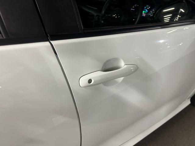 ヤリス Ｘ　ナビ付　Ｂｌｕｅｔｏｏｔｈ対応　バックカメラ付　衝突被害軽減ブレーキ　クリアランスソナー　盗難防止システム　スマートキー　オートライト　エコモード搭載　横滑り防止装置（27枚目）