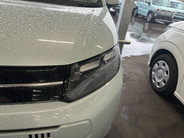 フリード エアー　４ＷＤ　登録済未使用車　シートヒーター　アイドリングストップ　衝突被害軽減ブレーキ　クルーズコントロール　オートエアコン　プッシュスタート　両側電動スライドドア　横滑り防止装置　電動格納ミラー（5枚目）