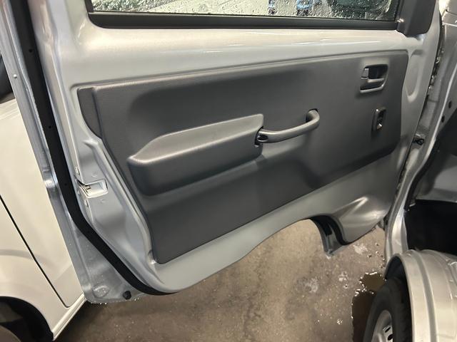 キャリイトラック KCエアコン・パワステ 4WD 届出済未使用車 衝突被害軽減ブレーキ クリアランスソナー アイドリングストップ 横滑り防止装置 キーレスエントリー オートライト エアコン 運転席エアバック 助手席エアバック(19枚目)