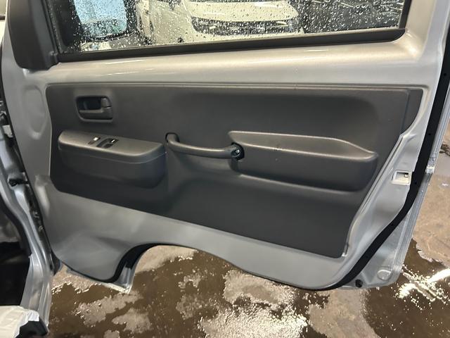 キャリイトラック KCエアコン・パワステ 4WD 届出済未使用車 衝突被害軽減ブレーキ クリアランスソナー アイドリングストップ 横滑り防止装置 キーレスエントリー オートライト エアコン 運転席エアバック 助手席エアバック(25枚目)