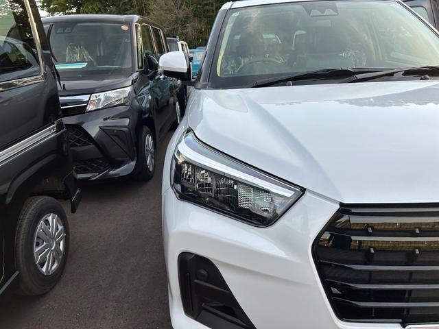 ロッキー X 登録済未使用車 アルミホイール 盗難防止システム 衝突被害軽減ブレーキ アイドリングストップ 横滑り防止装置 クリアランスソナー オートエアコン オートライト プッシュスタート 電動格納ミラー(4枚目)