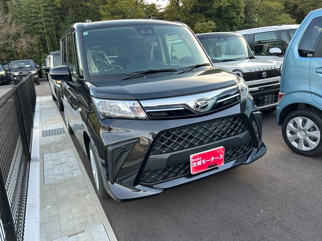 トール Ｘ　登録済未使用車　ディスプレイオーディオ　バックカメラ　エアコン　片側電動スライドドア　プッシュスタート　衝突被害軽減ブレーキ　アイドリングストップ　クリアランスソナー　横滑り防止装置　電動格納ミラー（3枚目）