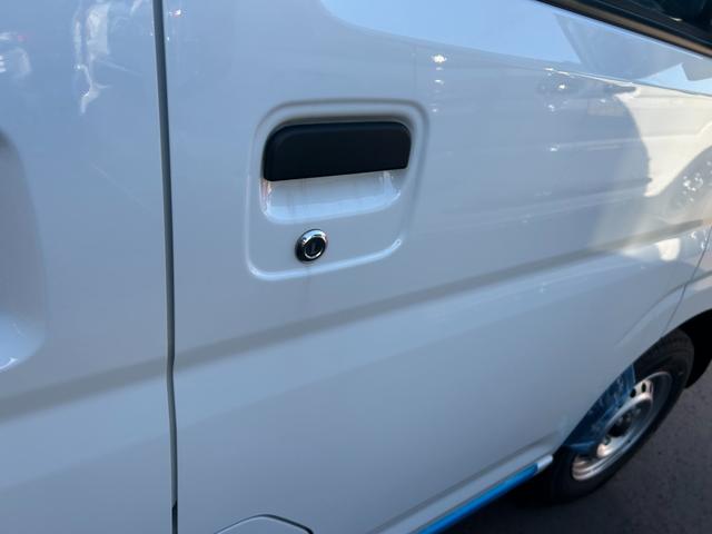 ハイゼットカーゴ DX 4WD 届出済未使用車 アイドリングストップ クリアランスソナー 横滑り防止装置 衝突被害軽減ブレーキエ リアヒーター キーレスエントリー エアコン オートライト ベンチシート(27枚目)