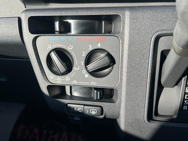 ハイゼットカーゴ DX 4WD 届出済未使用車 アイドリングストップ クリアランスソナー 横滑り防止装置 衝突被害軽減ブレーキエ リアヒーター キーレスエントリー エアコン オートライト ベンチシート(33枚目)