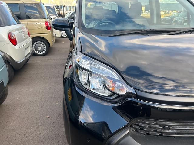 シエンタ ハイブリッドＸ　登録済未使用車　片側電動スライドドア　クルーズコントロール　衝突被害軽減ブレーキ　横滑り防止装置　プッシュスタート　スマートキー　オートエアコン　オートライト　３列シート　電動格納ミラー（3枚目）