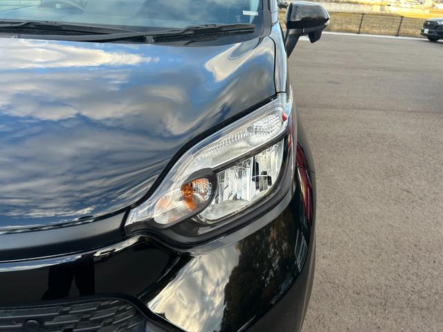 シエンタ ハイブリッドＸ　登録済未使用車　片側電動スライドドア　クルーズコントロール　衝突被害軽減ブレーキ　横滑り防止装置　プッシュスタート　スマートキー　オートエアコン　オートライト　３列シート　電動格納ミラー（4枚目）