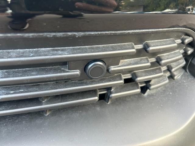 シエンタ ハイブリッドＸ　登録済未使用車　片側電動スライドドア　クルーズコントロール　衝突被害軽減ブレーキ　横滑り防止装置　プッシュスタート　スマートキー　オートエアコン　オートライト　３列シート　電動格納ミラー（5枚目）