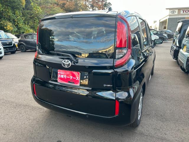 シエンタ ハイブリッドＸ　登録済未使用車　片側電動スライドドア　クルーズコントロール　衝突被害軽減ブレーキ　横滑り防止装置　プッシュスタート　スマートキー　オートエアコン　オートライト　３列シート　電動格納ミラー（7枚目）