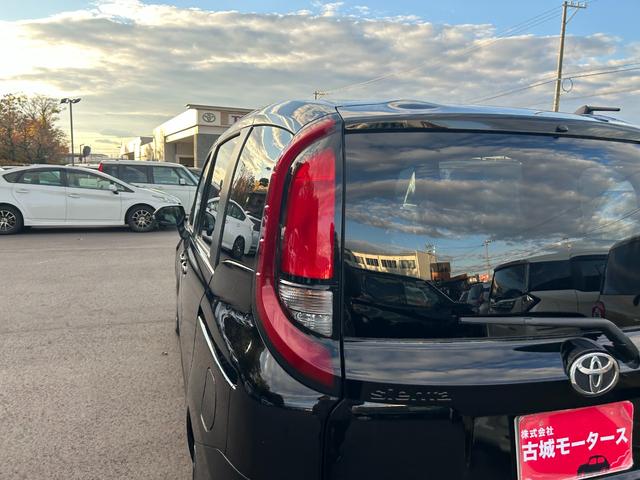 シエンタ ハイブリッドＸ　登録済未使用車　片側電動スライドドア　クルーズコントロール　衝突被害軽減ブレーキ　横滑り防止装置　プッシュスタート　スマートキー　オートエアコン　オートライト　３列シート　電動格納ミラー（10枚目）