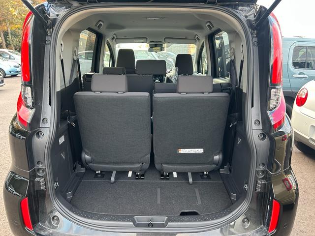 シエンタ ハイブリッドＸ　登録済未使用車　片側電動スライドドア　クルーズコントロール　衝突被害軽減ブレーキ　横滑り防止装置　プッシュスタート　スマートキー　オートエアコン　オートライト　３列シート　電動格納ミラー（14枚目）