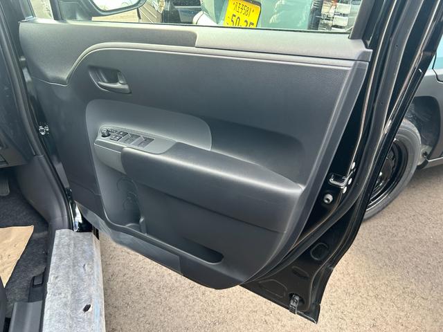 シエンタ ハイブリッドＸ　登録済未使用車　片側電動スライドドア　クルーズコントロール　衝突被害軽減ブレーキ　横滑り防止装置　プッシュスタート　スマートキー　オートエアコン　オートライト　３列シート　電動格納ミラー（28枚目）