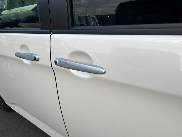 ルーミー カスタムG 両側電動スライドドア シートヒーター アルミホイール 衝突被害軽減ブレーキ アイドリングストップ クリアランスソナー オートエアコン オートライト プッシュスタート スマートキー 電動格納ミラー(18枚目)