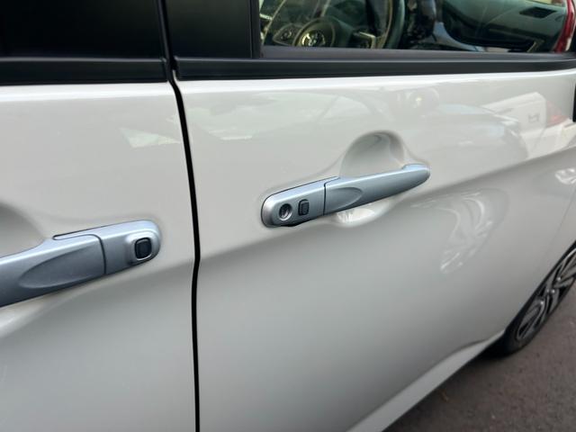 ルーミー カスタムG 両側電動スライドドア シートヒーター アルミホイール 衝突被害軽減ブレーキ アイドリングストップ クリアランスソナー オートエアコン オートライト プッシュスタート スマートキー 電動格納ミラー(26枚目)