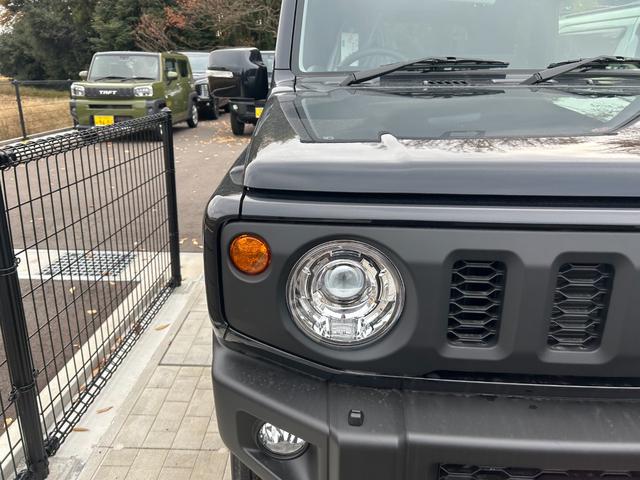ジムニー ＸＣ　ＭＴ　届出済未使用　シートヒーター　アルミホイール　衝突被害軽減ブレーキ　アイドリングストップ　クルーズコントロール　クリアランスソナー　レーンアシスト　オートエアコン　オートライト　プッシュスタート（4枚目）