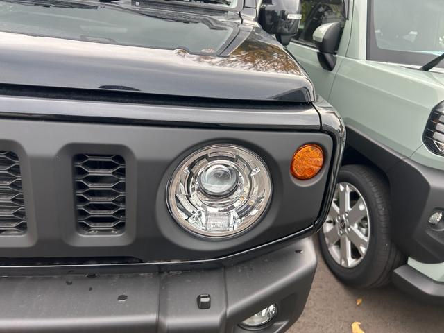 ジムニー ＸＣ　ＭＴ　届出済未使用　シートヒーター　アルミホイール　衝突被害軽減ブレーキ　アイドリングストップ　クルーズコントロール　クリアランスソナー　レーンアシスト　オートエアコン　オートライト　プッシュスタート（5枚目）