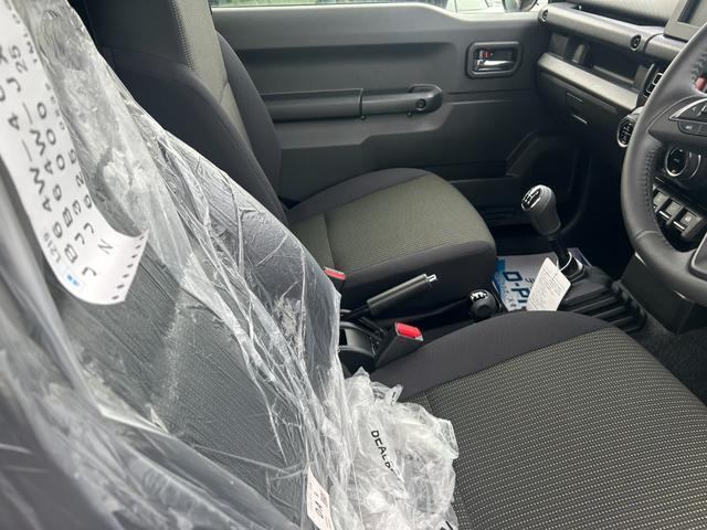 ジムニー ＸＣ　ＭＴ　届出済未使用　シートヒーター　アルミホイール　衝突被害軽減ブレーキ　アイドリングストップ　クルーズコントロール　クリアランスソナー　レーンアシスト　オートエアコン　オートライト　プッシュスタート（42枚目）