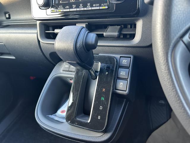 シエンタ ハイブリッドX 登録済未使用車 7人 3列シート ハイブリッド 片側電動スライドドア 衝突被害軽減ブレーキ 横滑り防止装置 オートエアコン オートライト プッシュスタート スマートキー 電動格納ミラー(17枚目)