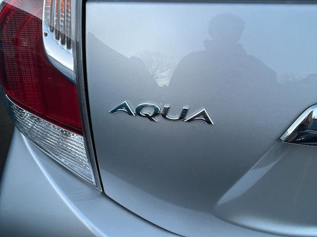 アクア 　禁煙車　オートエアコン　ナビ　Ｂｌｕｅｔｏｏｔｈ　バックモニター　横滑り防止装置　アルミホイール　プッシュスタート　電動格納ミラー　ＥＴＣ　衝突被害軽減ブレーキ　レーンアシスト（7枚目）