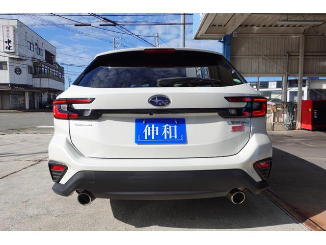 パワーリヤゲート＋ハンズフリ−オープン機能付き。アクセスキーを携帯し、リヤの六連星オーナメントに肘や体の一部を近づけるとリヤゲートが自動で開きます。