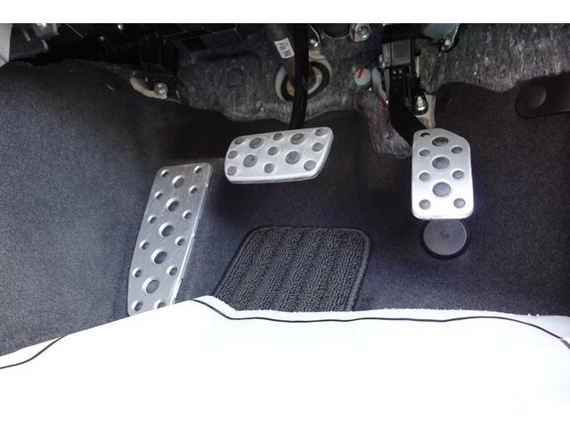 気になるペダル周りも綺麗です！純正フロアマット付き