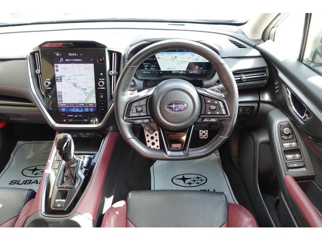 必要な情報をわかりやすく伝えるメーターやアイサイトアシストモニター、各種機能や車両設定を直感的に操作できるセンターディスプレイ等運転操作に集中しやすい運転席