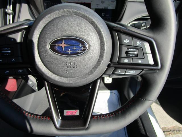 ついていく技術・全車速追従機能付クルーズコントロール。先行車を検知すると一定の車間距離を保って追従走行。先行車が停止するとブレーキ制御で減速、停止します