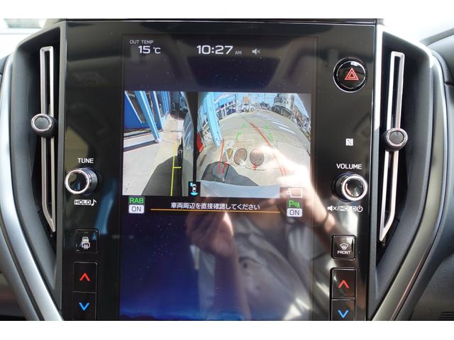 シフトをリバースに入れると、センターディスプレイにバックカメラ、更にメーター中央に車体後方に装着されたソナーセンサーで警報音と警告表示。フロント＆サイドビューモニター付き
