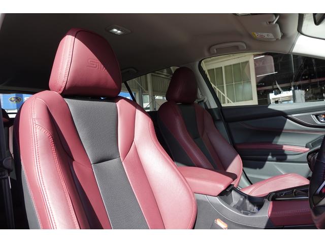 ＳＴＩグレード専用ボルドーレザーの内装となります。フロントスポーツシート。上半身をしっかり支える高いホールド性でロングドライブでも疲れにくいシートで、運転席助手席共にパワーシート＆ヒーター付き。