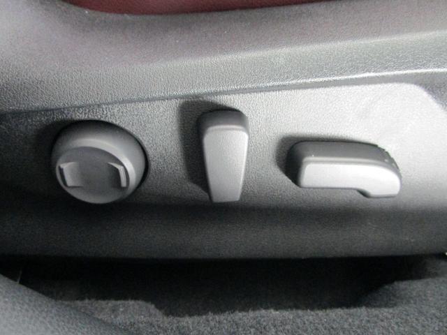 運転席はランバーサポート付きのパワーシート