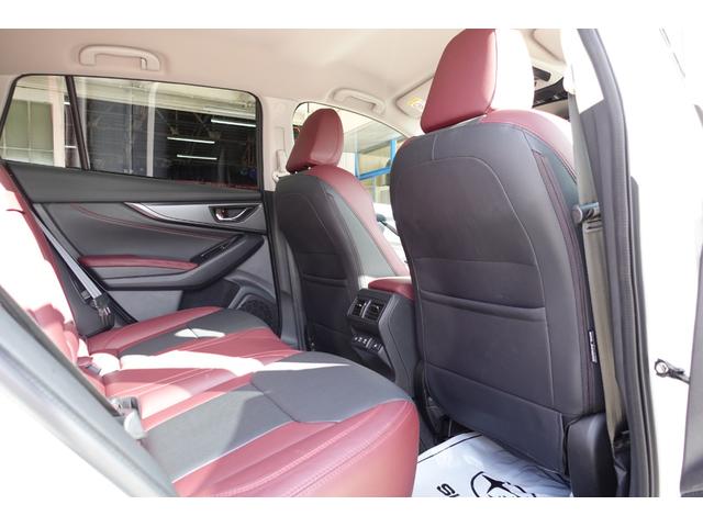 ゆったり座れるだけでなく、実は三段階のリクライニング機能付きの後席