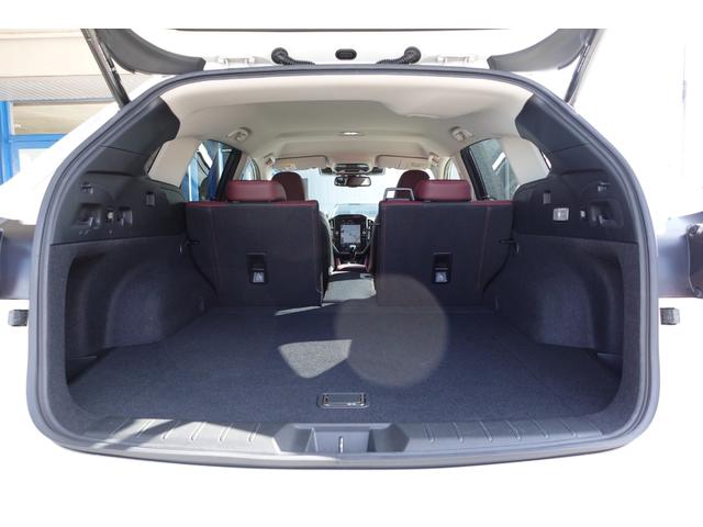 ４：２：４分割可倒式リヤシートを採用。中央席を独立してたおすことができるため、後席に二名乗車してもスキー板などの長い荷物を積載することができます