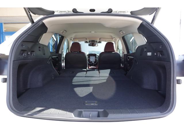 二名乗車時には更に広く、後席シートバック背面前端から荷室ボード後端までの数値は１６３２ｍｍになります。更に４：２：４分割可倒式リヤシートは後席に二名乗車しながら長物も積載可能です