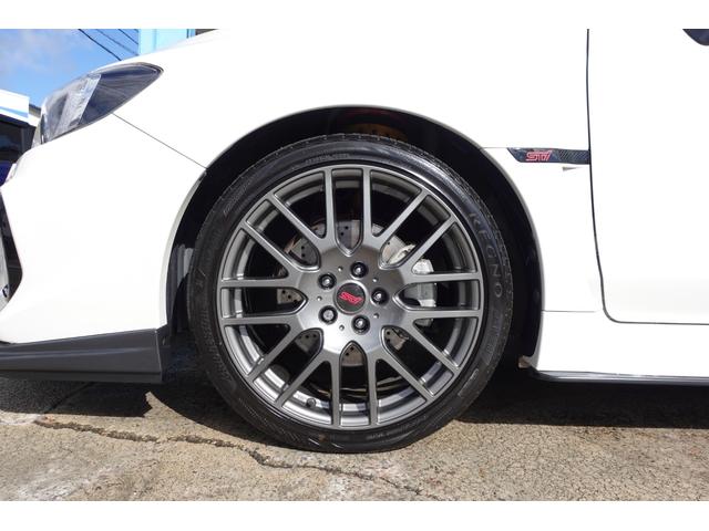 ＳＴＩパフォ―マンスパーツ製１９インチアルミホイール。２４年製ＲＥＧＮＯ装着。ＳＴＩチューニングビルシュタイン製ダンパー＆コイルスプリング（フロント：ＤａｍｐＭａｔｉｃＩＩ倒立式）